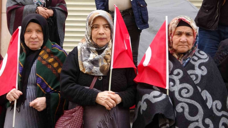 Diyarbakır Anneleri Bin 229 Gündür Evlat Yolu Gözlüyor