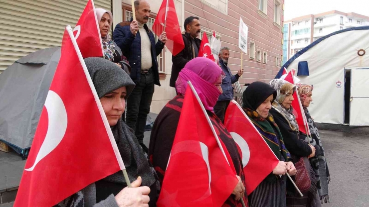 Ailelerin Evlat Nöbeti Bin 230 Gündür Kararlılıkla Devam Ediyor