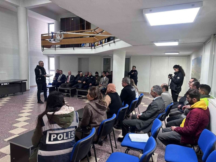 Polisten "en İyi Narkotik Polisi Anne" Eğitimi