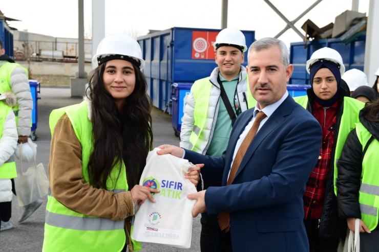 Öğrenciler, Ambalaj Atıkları Toplama Ayırma Merkezi’ni İnceledi