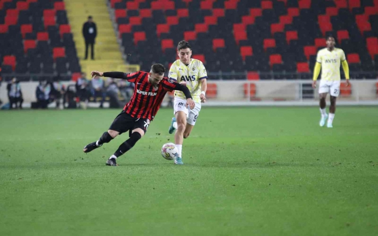 Spor Toto Süper Lig: Gaziantep Fk: 0 - Fenerbahçe: 1 (ilk Yarı)