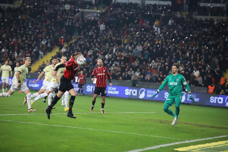 Spor Toto Süper Lig: Gaziantep Fk: 0 - Fenerbahçe: 1 (ilk Yarı)