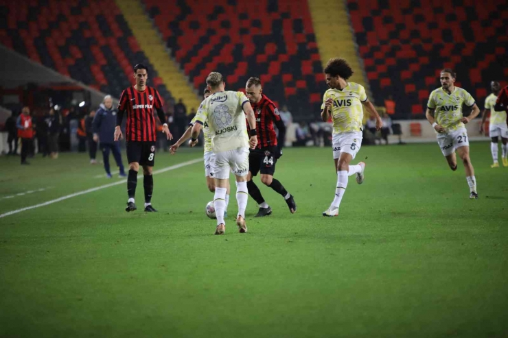 Spor Toto Süper Lig: Gaziantep Fk: 0 - Fenerbahçe: 1 (ilk Yarı)