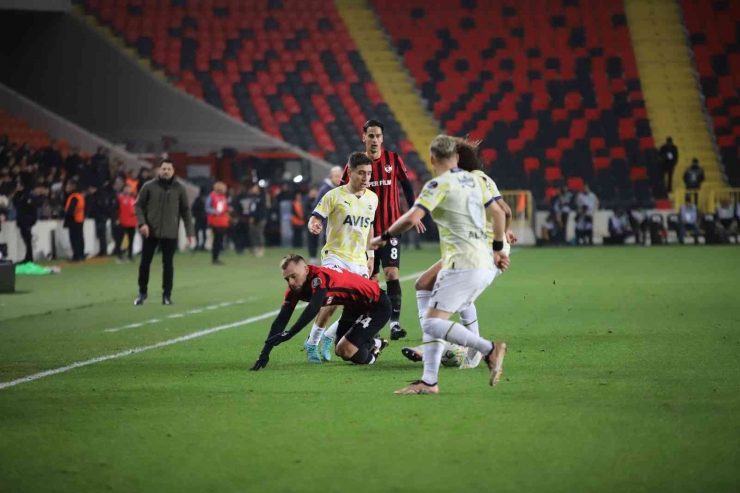 Spor Toto Süper Lig: Gaziantep Fk: 0 - Fenerbahçe: 1 (ilk Yarı)