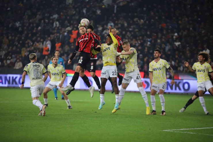 Spor Toto Süper Lig: Gaziantep Fk: 0 - Fenerbahçe: 1 (ilk Yarı)