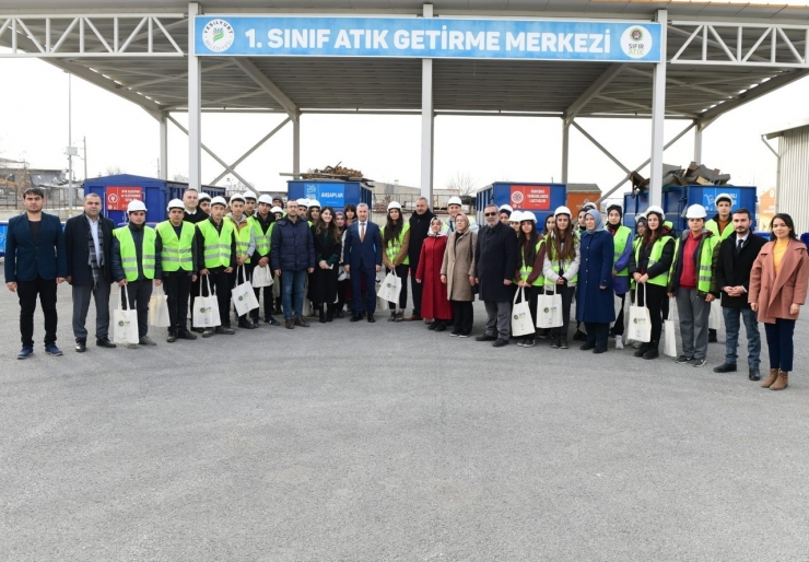 Öğrenciler, Ambalaj Atıkları Toplama Ayırma Merkezi’ni İnceledi