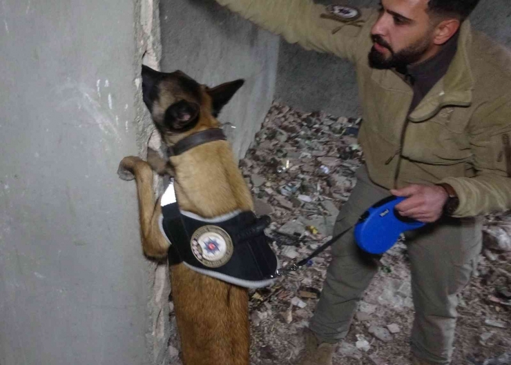 Polislerden Metruk Binalara Baskın