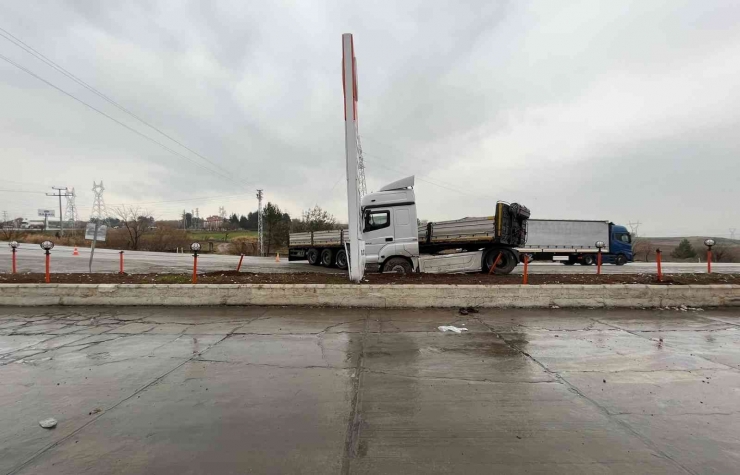 Aynı Virajda 4 Günde 2’nci Tır Kazası