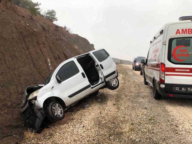 Hafif Ticari Araç Şarampole Devrildi: 3 Yaralı