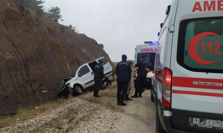 Hafif Ticari Araç Şarampole Devrildi: 3 Yaralı