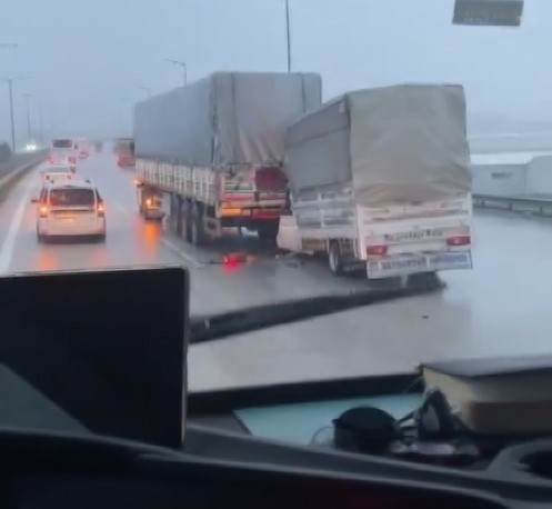 Seyir Halindeki Tıra Arkadan Çarpan Kamyonetin Sürücüsü Hayatını Kaybetti