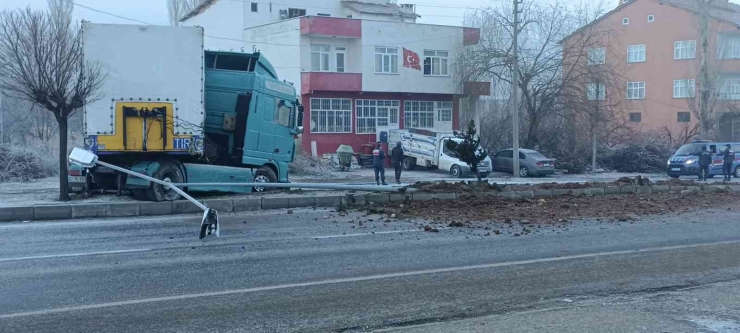 Makas Kıran Tır Trafiği Kilitledi