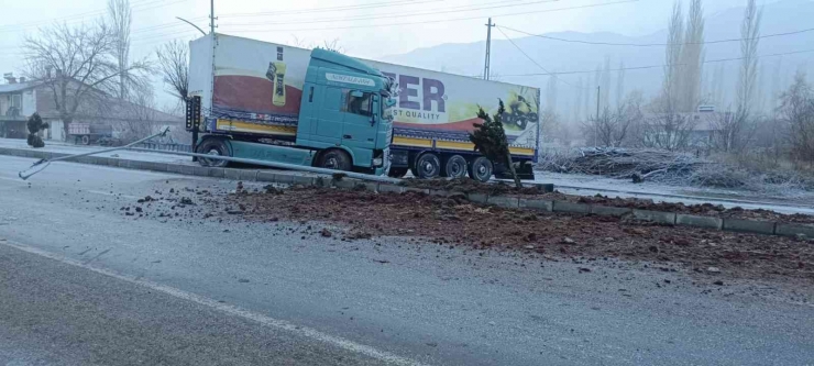 Makas Kıran Tır Trafiği Kilitledi