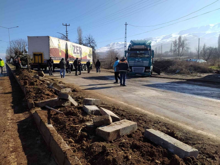 Makas Kıran Tır Trafiği Kilitledi