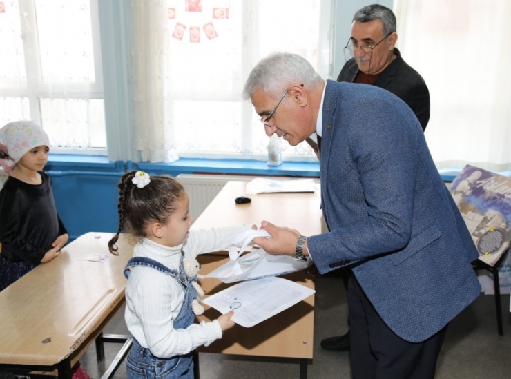 Başkan Güder, Öğrencilerin Karne Heyecanına Ortak Oldu