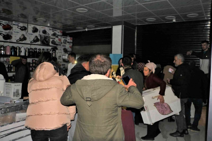 Yoğunluk Olmasın Diye Gece Kampanya Başlattı, Hayatının Şokunu Yaşadı