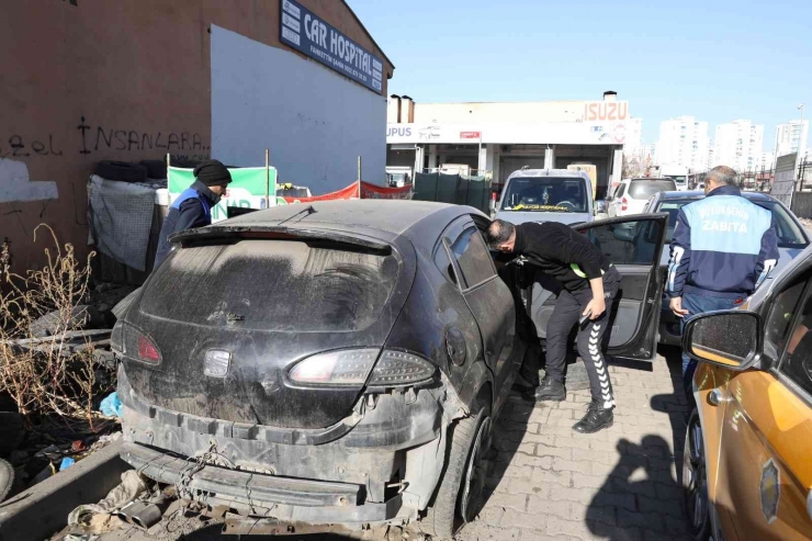 Diyarbakır’da Çevre Kirliliğine Yol Açan Hurda Araçlar Çekildi