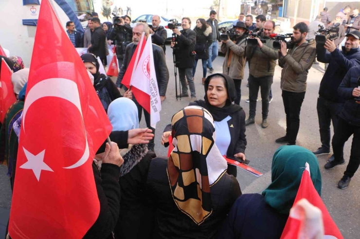 Şehit Ve Gazi Yakınları İle Evlat Nöbetindeki Ailelerden Pkk Ve Hdp’ye Gözdağı