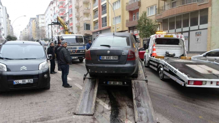 Kontrolden Çıkan Otomobil Park Halindeki Araçların Arasına Daldı: 1 Yaralı