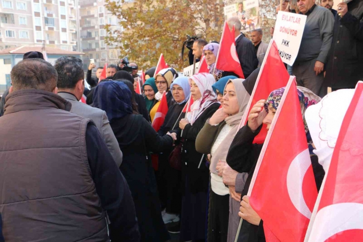 Şehit Ve Gazi Yakınları İle Evlat Nöbetindeki Ailelerden Pkk Ve Hdp’ye Gözdağı