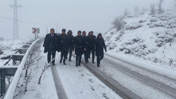 Vali Ve Milletvekili Kar Nedeniyle Yolda Kalan Aracı İtti