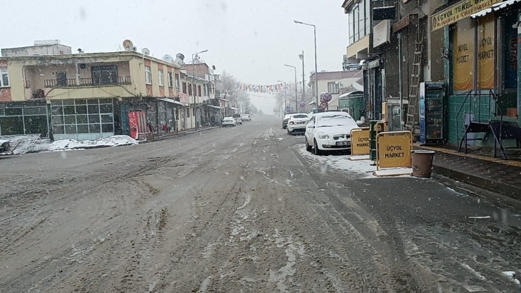 Diyarbakır Kırsalı Beyaza Örtüyle Kaplandı