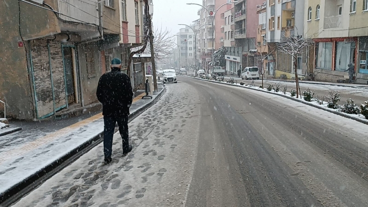 Diyarbakır Kırsalı Beyaza Örtüyle Kaplandı