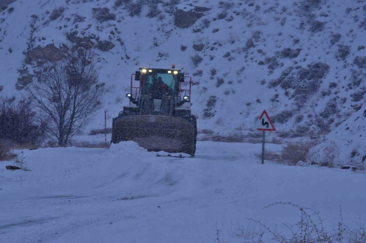 Karlı Yolu Açarak Vatandaşı Hastaneye Yetiştirildiler