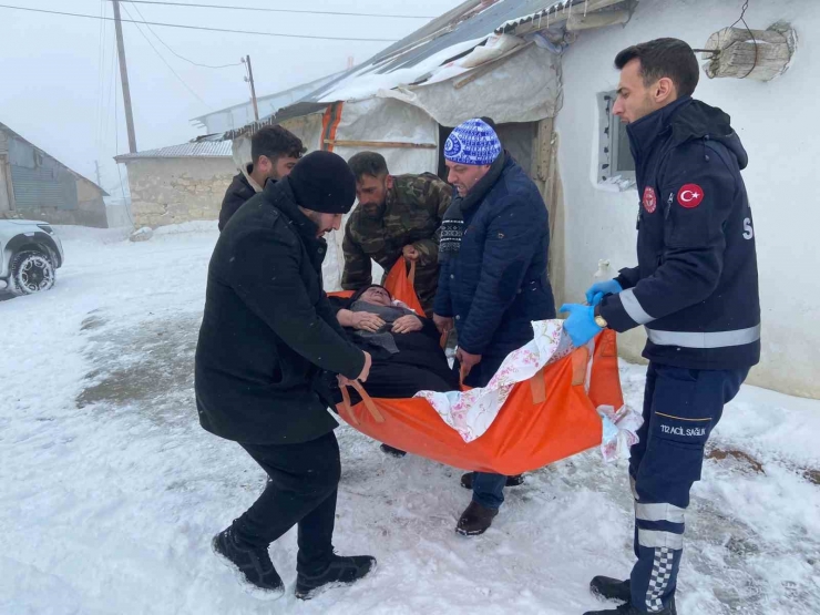 Karlı Yolu Açarak Vatandaşı Hastaneye Yetiştirildiler