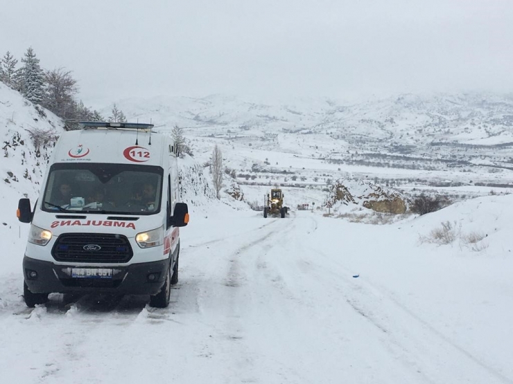 Karlı Yolu Açarak Vatandaşı Hastaneye Yetiştirildiler