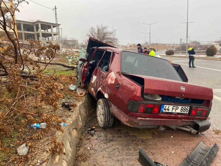 Kontrolden Çıkan Araç Kaldırıma Çıkıp Ağacı Yerinden Söktü