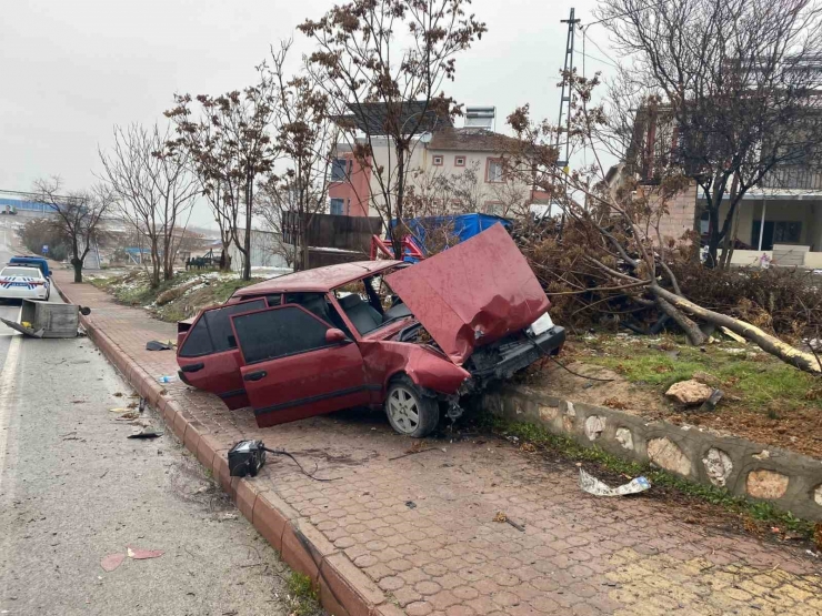 Kontrolden Çıkan Araç Kaldırıma Çıkıp Ağacı Yerinden Söktü