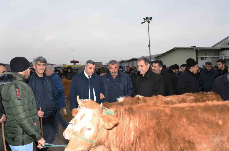 Başkan Özcan, Yetiştiricilerin Sorunlarını Dinledi