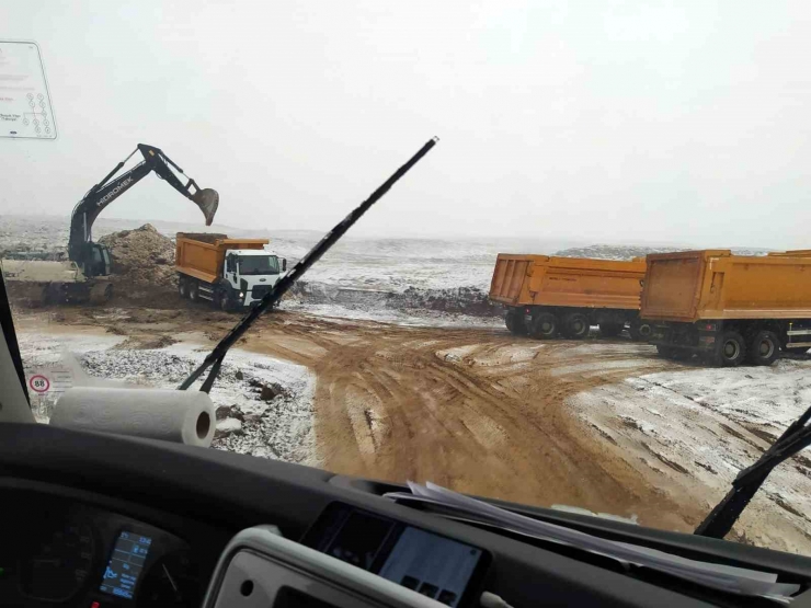 Kış Şartlarına Rağmen Yol Çalışmaları Sürdürülüyor