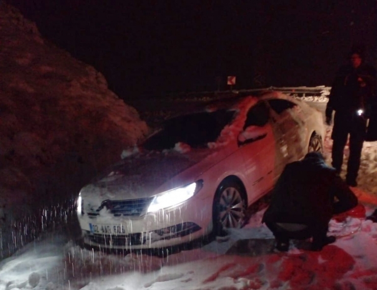Karda Mahsur Kalan Sürücülerin Yardımına Afad Yetişti
