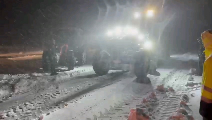 Nişan Töreni Dönüşü Kar Yağışına Hazırlıksız Yakalananlara Belediye Ekipleri Ulaştı