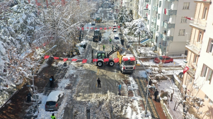 Malatya’da Kardan Kapanan Yollar Yeniden Ulaşıma Açılıyor