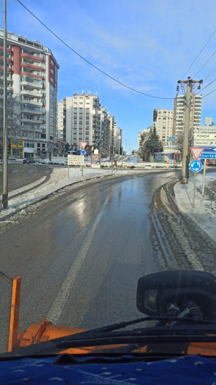 Şehitkamil’de Kar Mesaisi Aralıksız Sürüyor