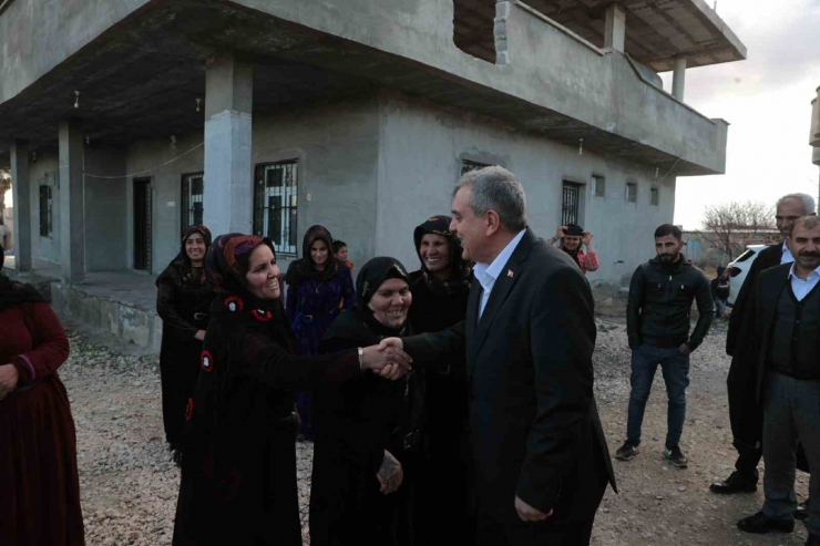 Başkan Beyazgül Mevsimlik Tarım İşçilerini Evlerinde Ziyaret Etti