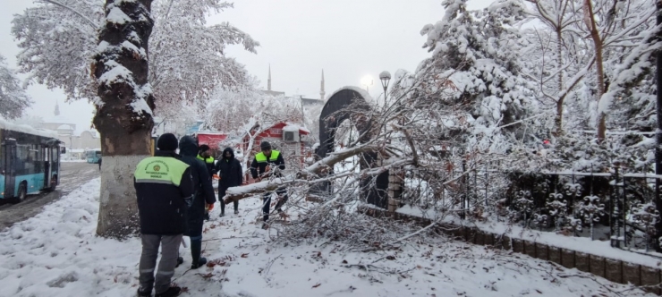 Malatya’da Kar Nedeniyle Kapalı 72 Mahalle Yolunda Çalışmalar Sürüyor