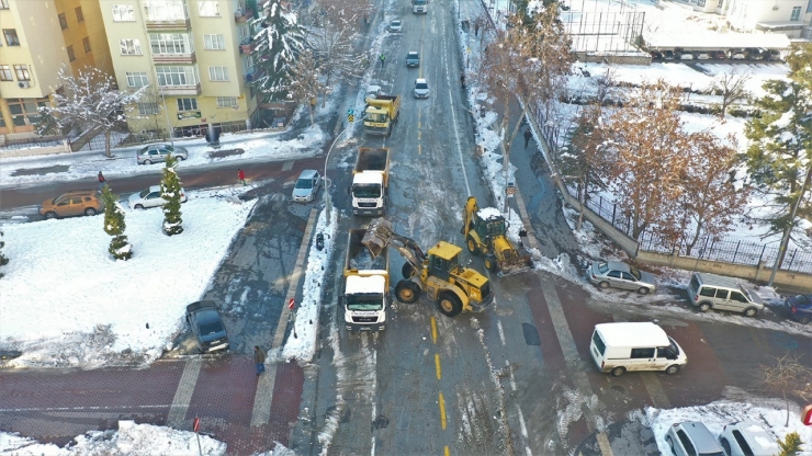 Kar Çalışması Yapan Personele Tatlı İkramı