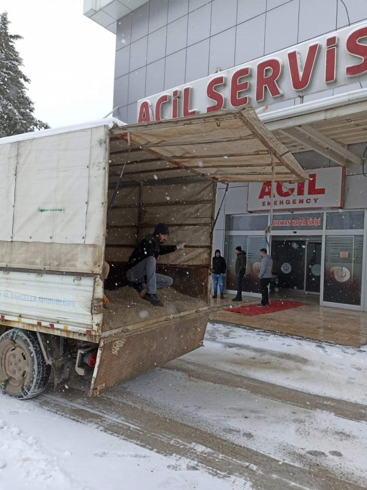 Gölbaşı Belediyesi Kar Temizleme Çalışmalarını Sürdürüyor