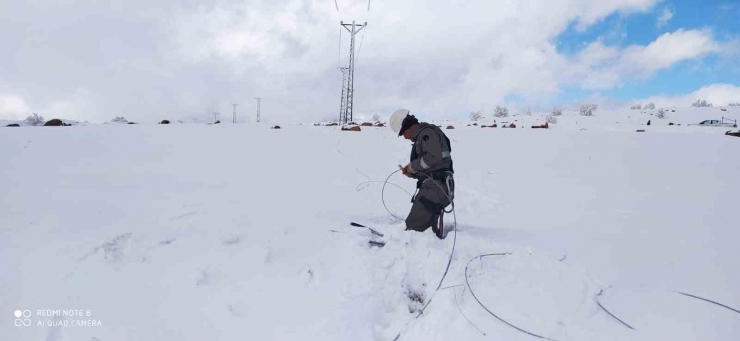 Dicle Elektrik Kışın Zorlu Şartlarında Bakım Çalışmalarına Devam Ediyor