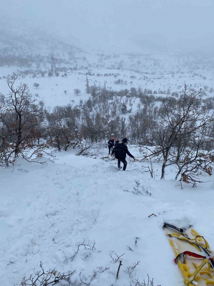 Diyarbakır’da Kar Yağışı Ve Buzlanma Kaza Getirdi: 1 Ölü, 3 Yaralı