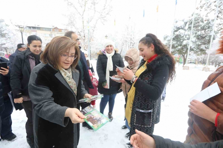 Şahin Sokak Hayvanlarını Besledi