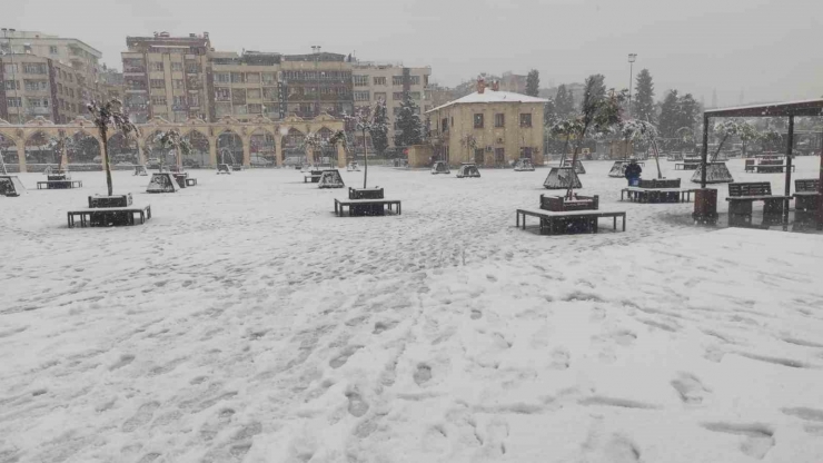 Şanlıurfa’da Halaylı Kar Sevinci