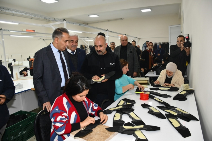 Vali Çuhadar, Asgem’de Ayakkabı Üretim Atölyelerini Gezdi