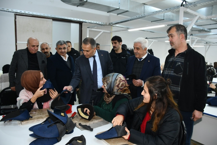 Vali Çuhadar, Asgem’de Ayakkabı Üretim Atölyelerini Gezdi