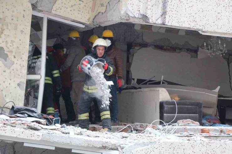 28 Saat Sonra Sağ Salim Çıkarıldı, Bekleyenlere Umut Oldu