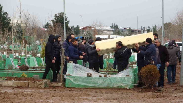 Depremde Hayatını Kaybeden Vatandaşlar Son Yolculuğuna Uğurlandı